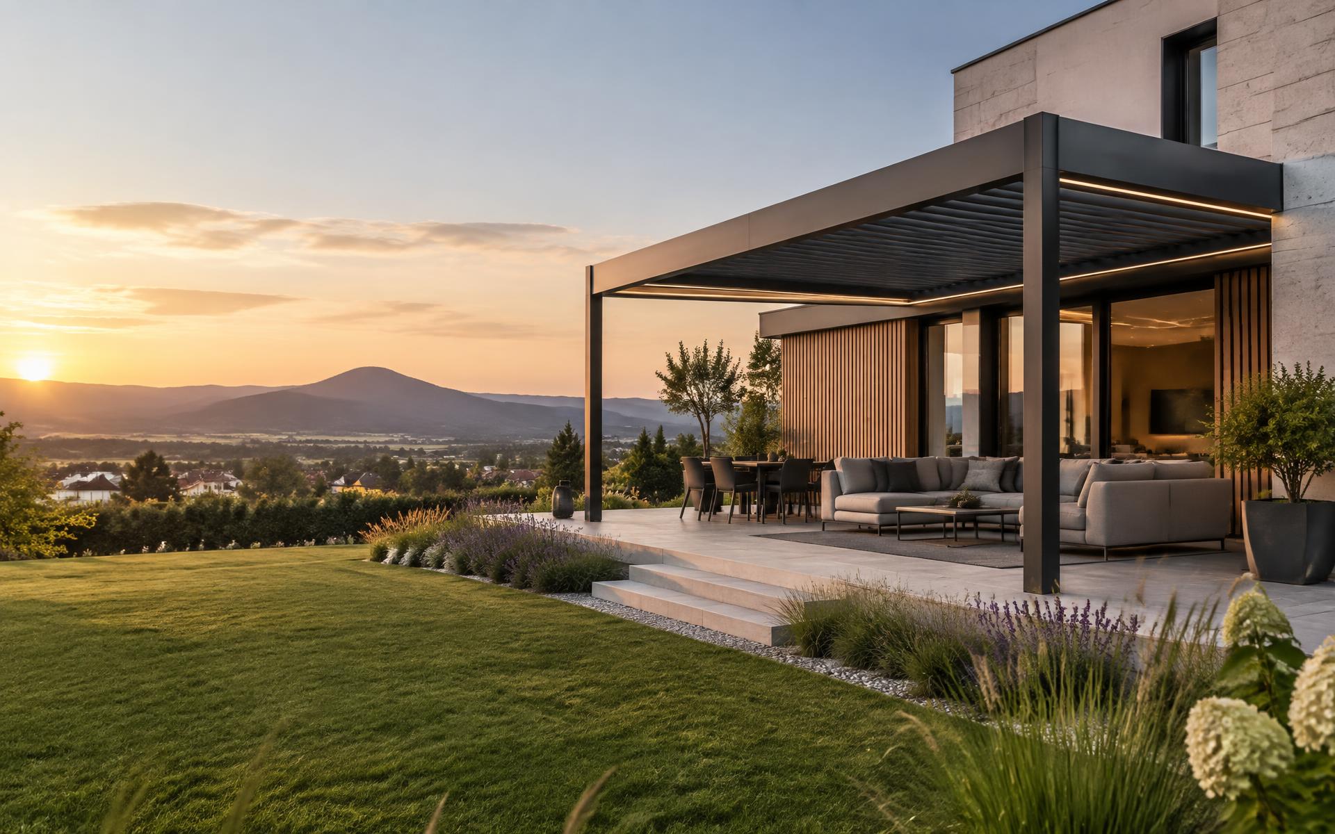 Moderná tmavá hliníková pergola pri rodinnom dome